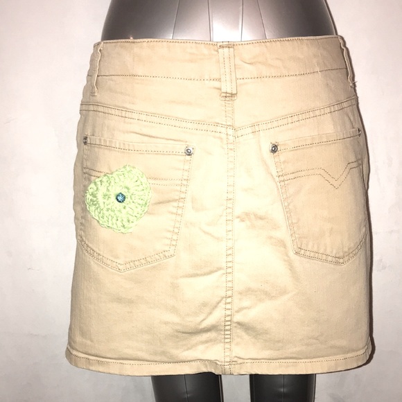 Women’s UPCYCLED EUC Sz 9 HAND CRAFTED, CROCHETED Chic Tan with Blue Crochet - Picture 16 of 16